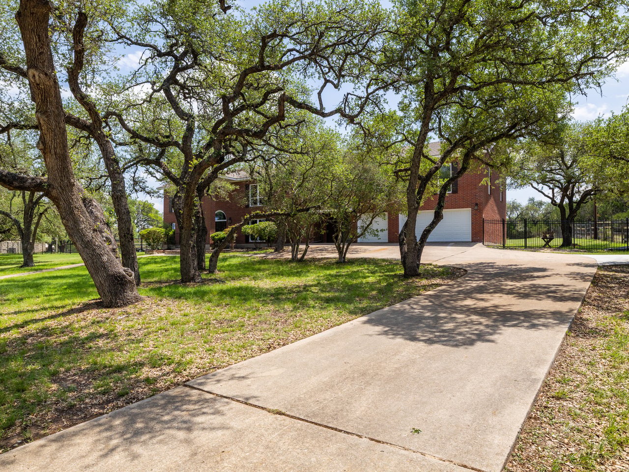 Fully Reimagined Hill Country Retreat w/ Private Guest Apartment + 3-Car Garage
