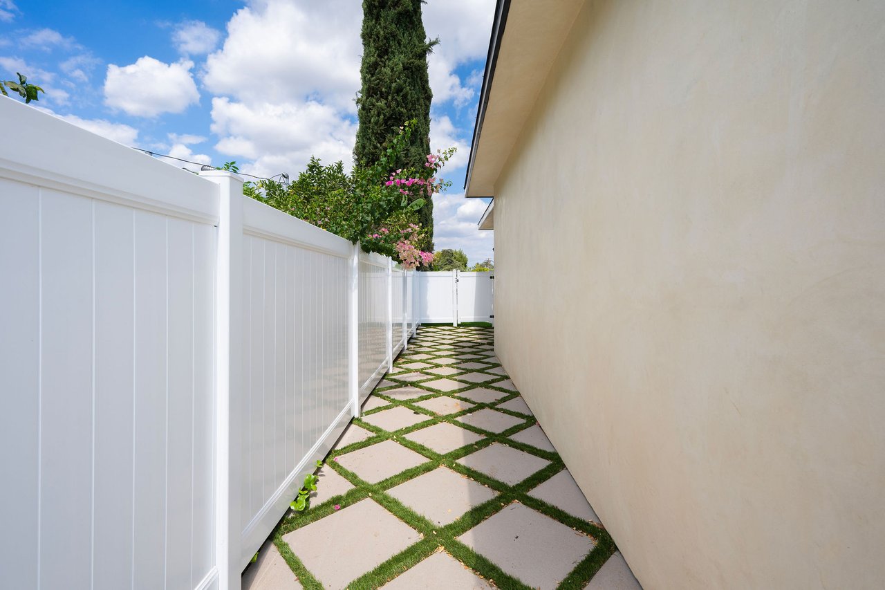 17510 Miranda St, Encino