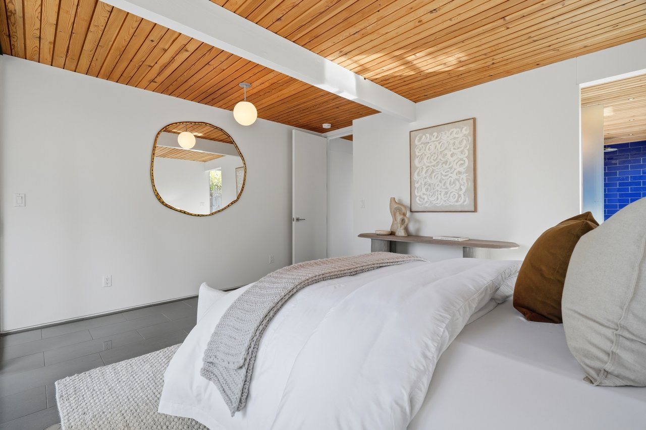 1109 Lorne WAY
