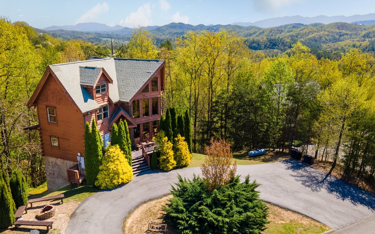Wallace Luxury Spotlight | 2015 Delta Dawn Drive Sevierville, TN 37862