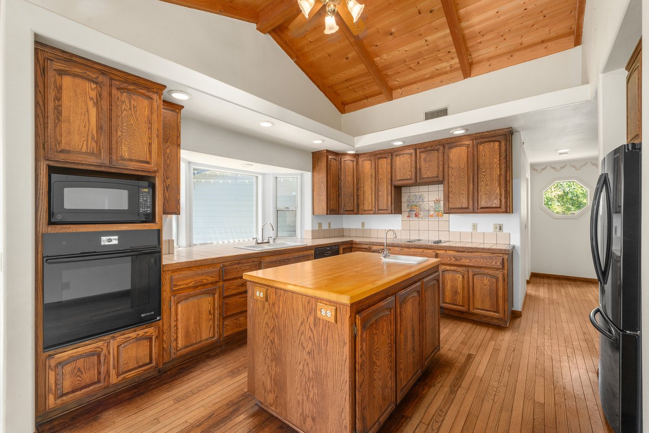 37797 Calle De Lobo