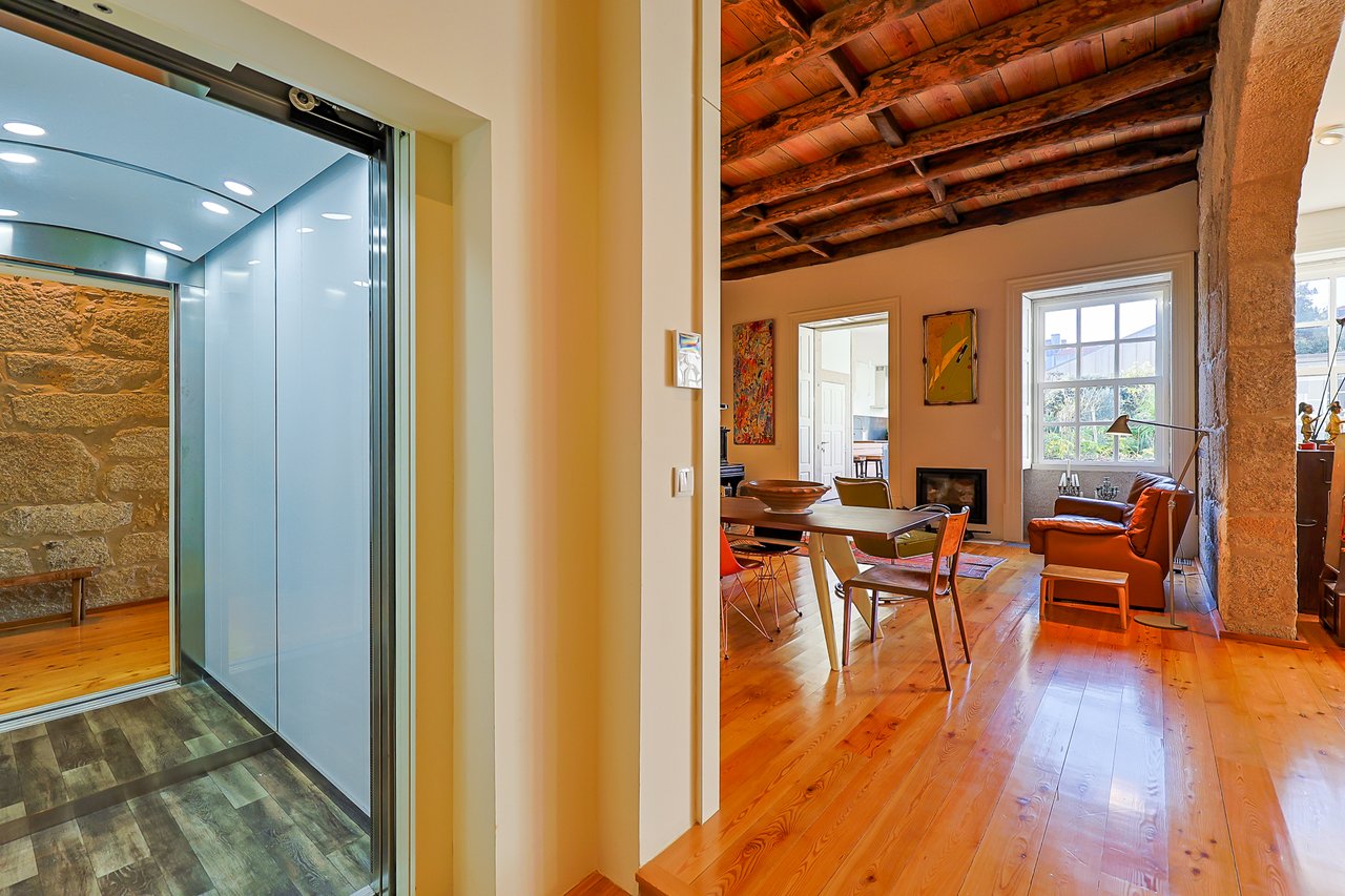 Elegant Two-Bedroom Loft with Garden in Historic Downtown Porto