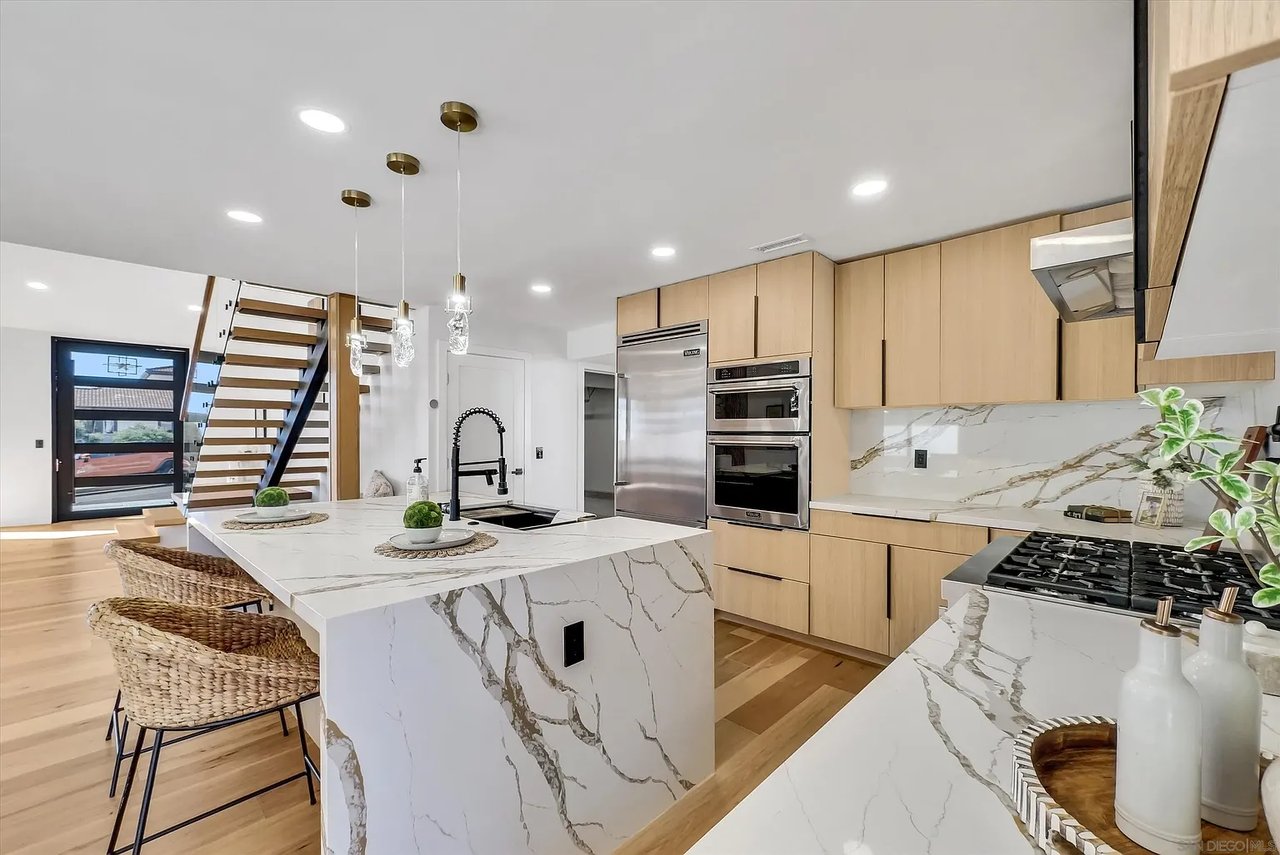 2241 Avenida Salvador