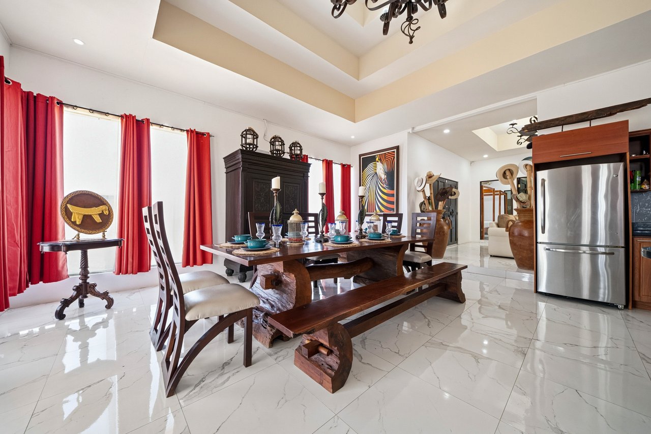 Finca Las Ventanas | Expansive Mountain View Estate Near Potrero