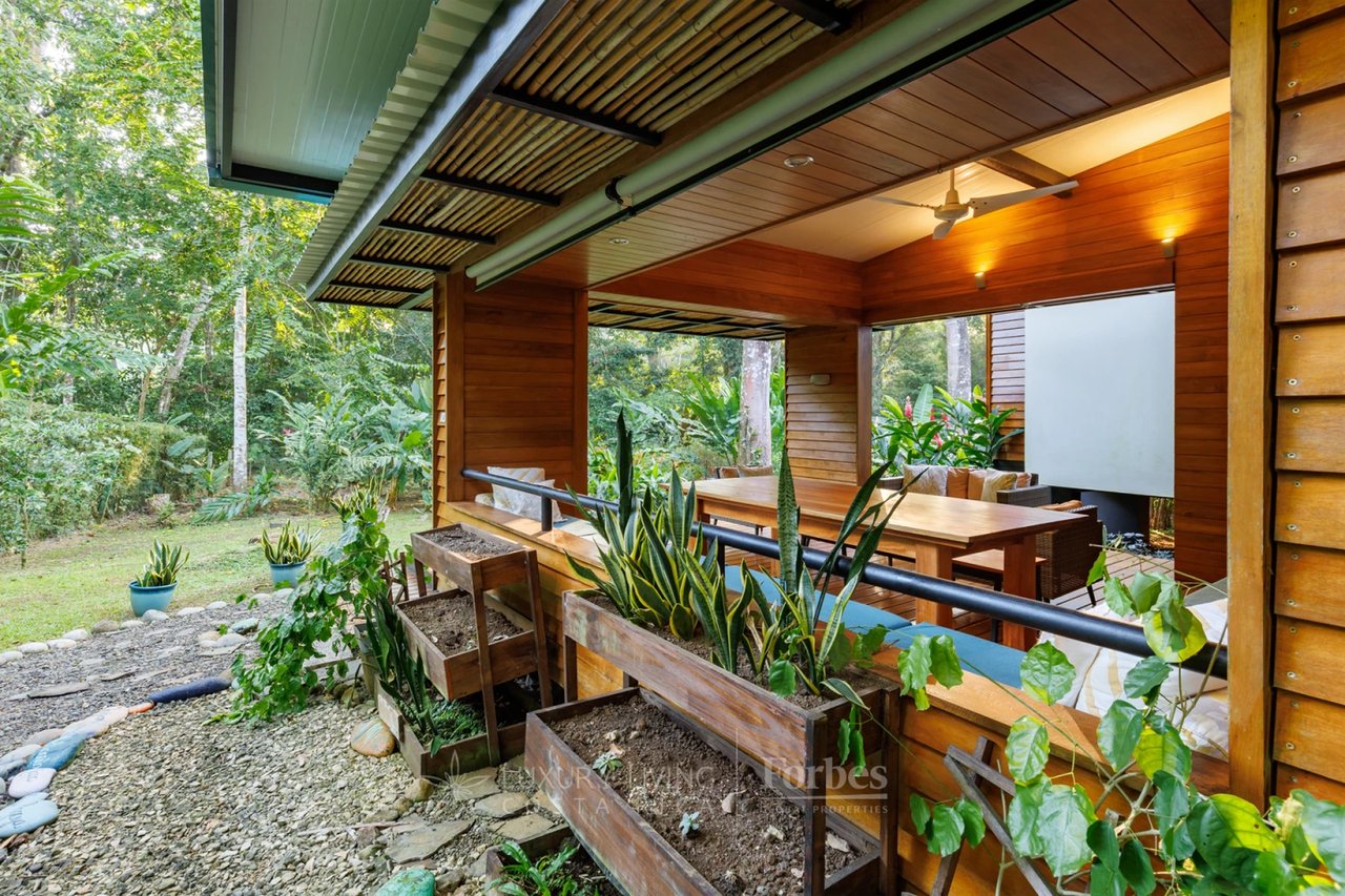 20391 - Property near the beach with hotel or private home potential