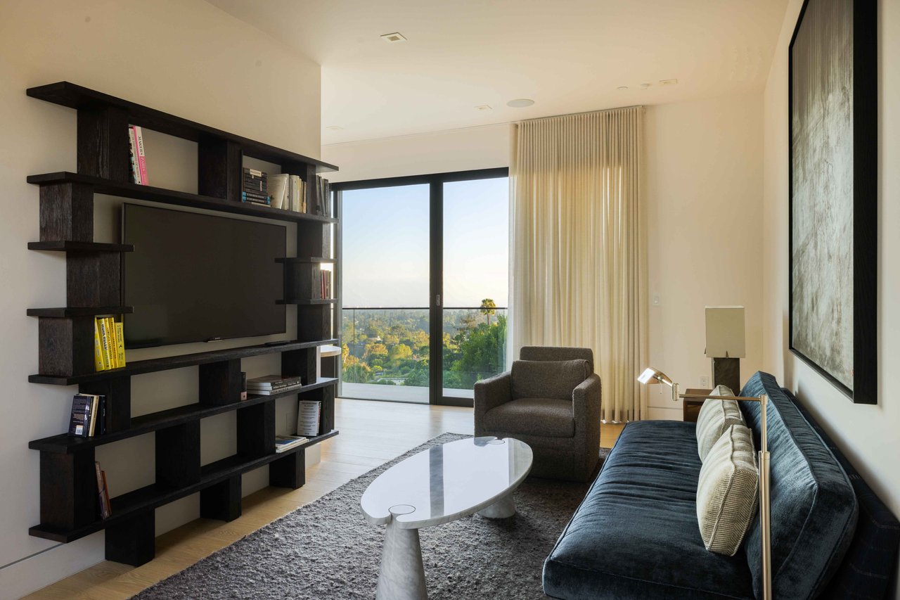 815 N Tigertail Rd, Brentwood