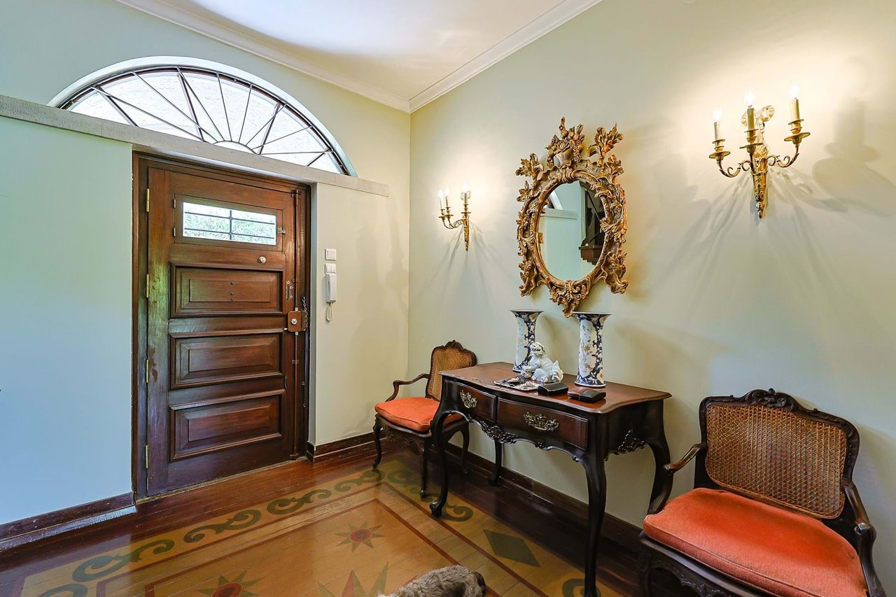 Elegant 10-Bedroom Villa with Sea Views in the Heart of Estoril
