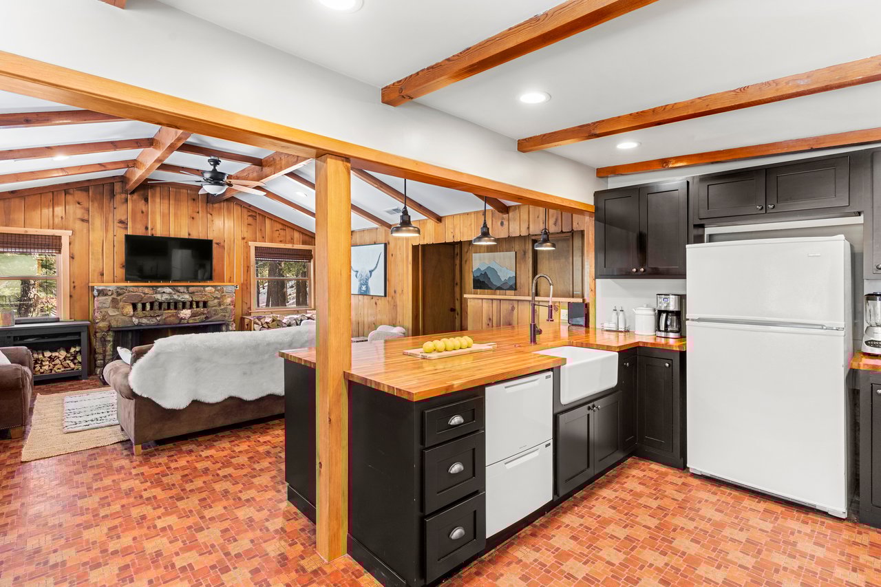 Private Cabin with hot tub, walk to village