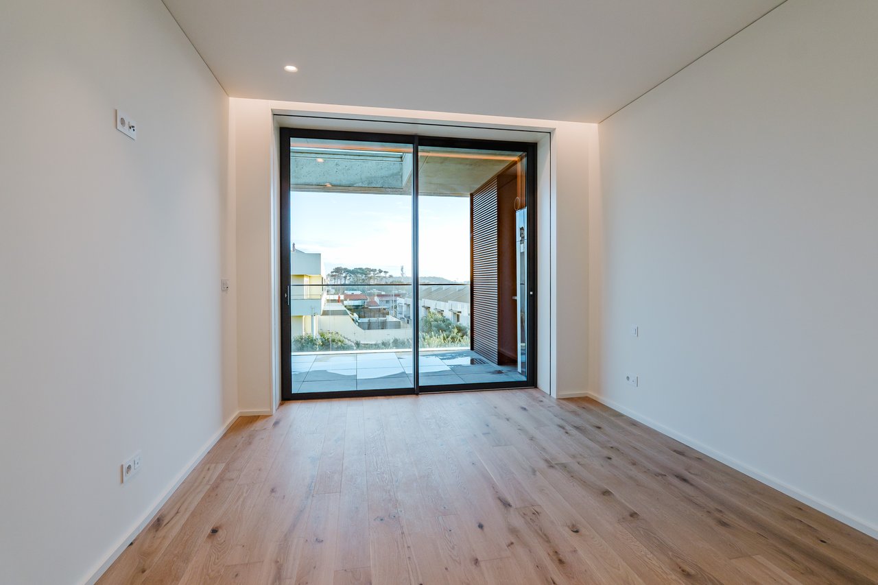 Elegant 3-Bedroom Sea-View Apartment with Large Terrace & Rooftop Pool in Vila Nova de Gaia