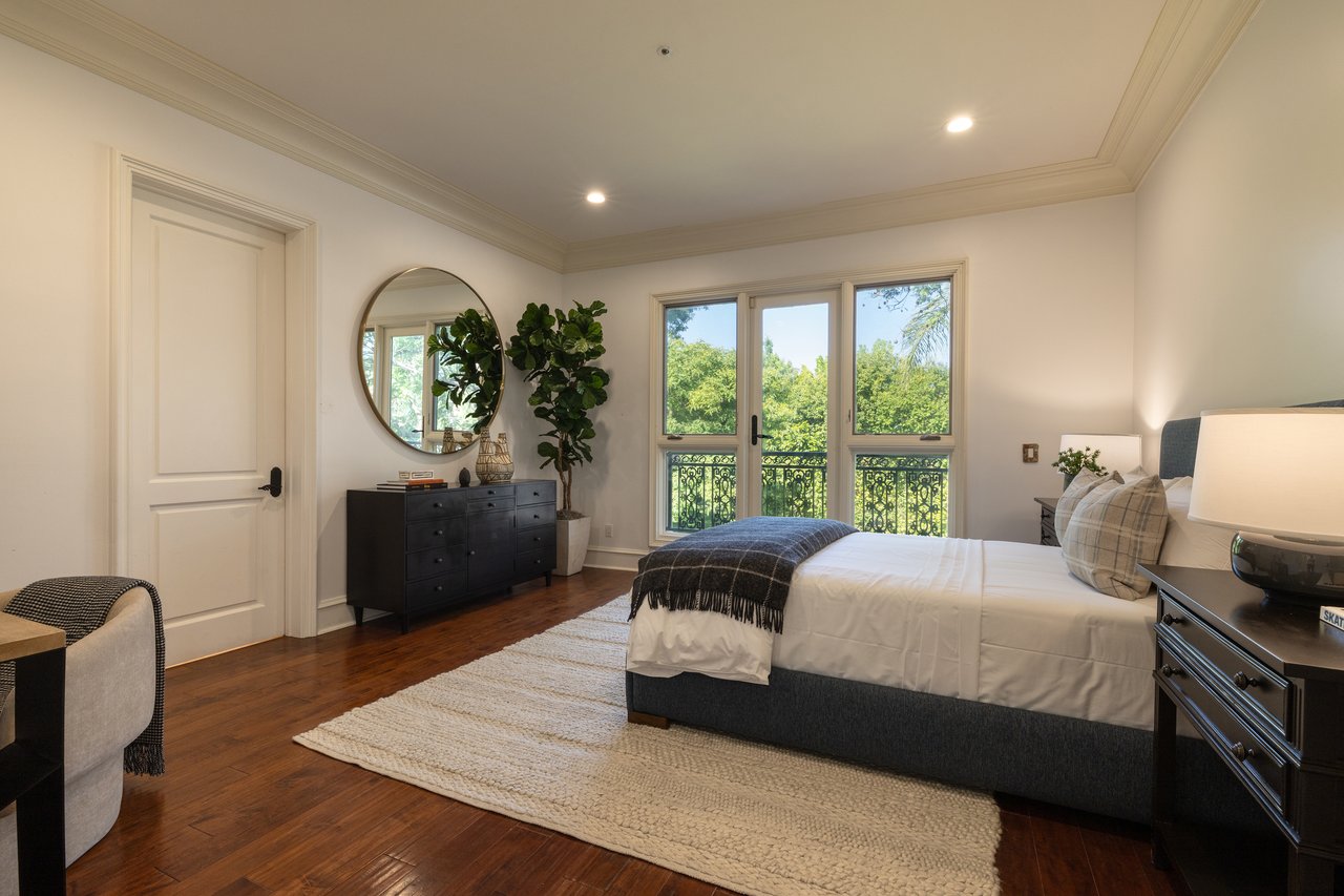 3364 Clerendon Rd, Beverly Hills