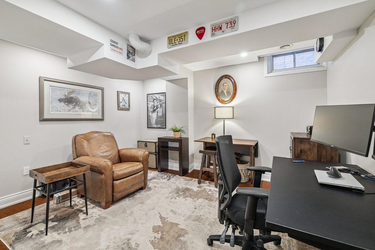 Impressive Home on Ravine Lot in Glen Abbey