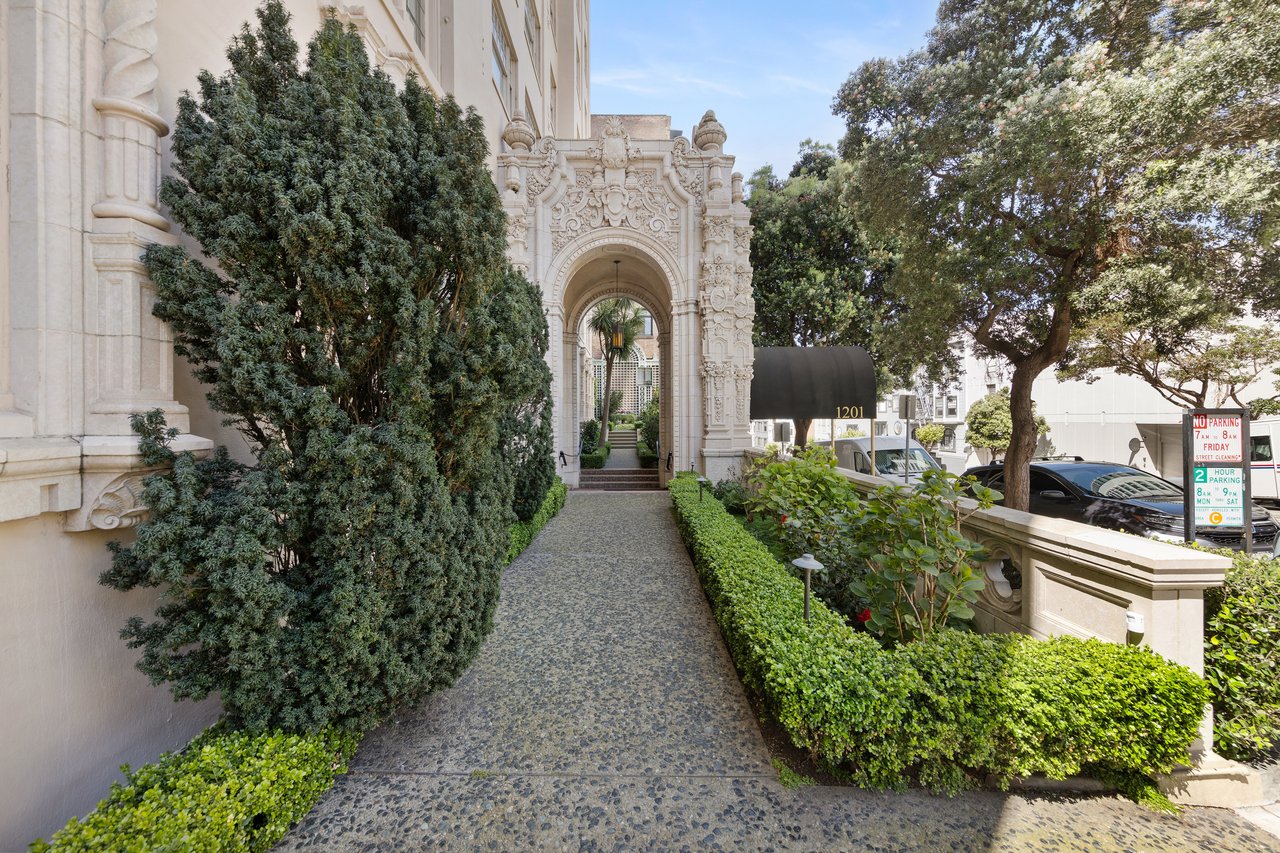 High-Floor Terrace Views Atop Nob Hill