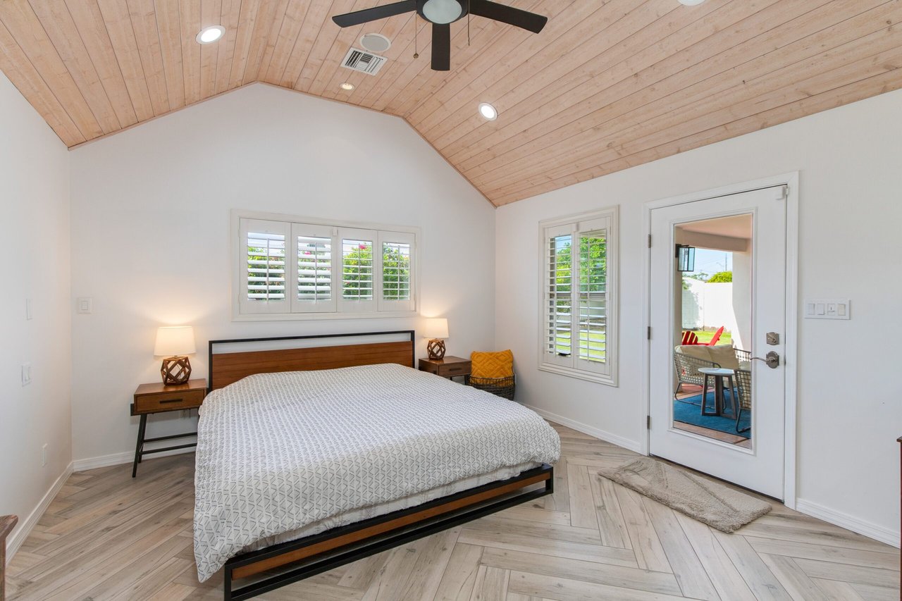 8043 E Clarendon Ave