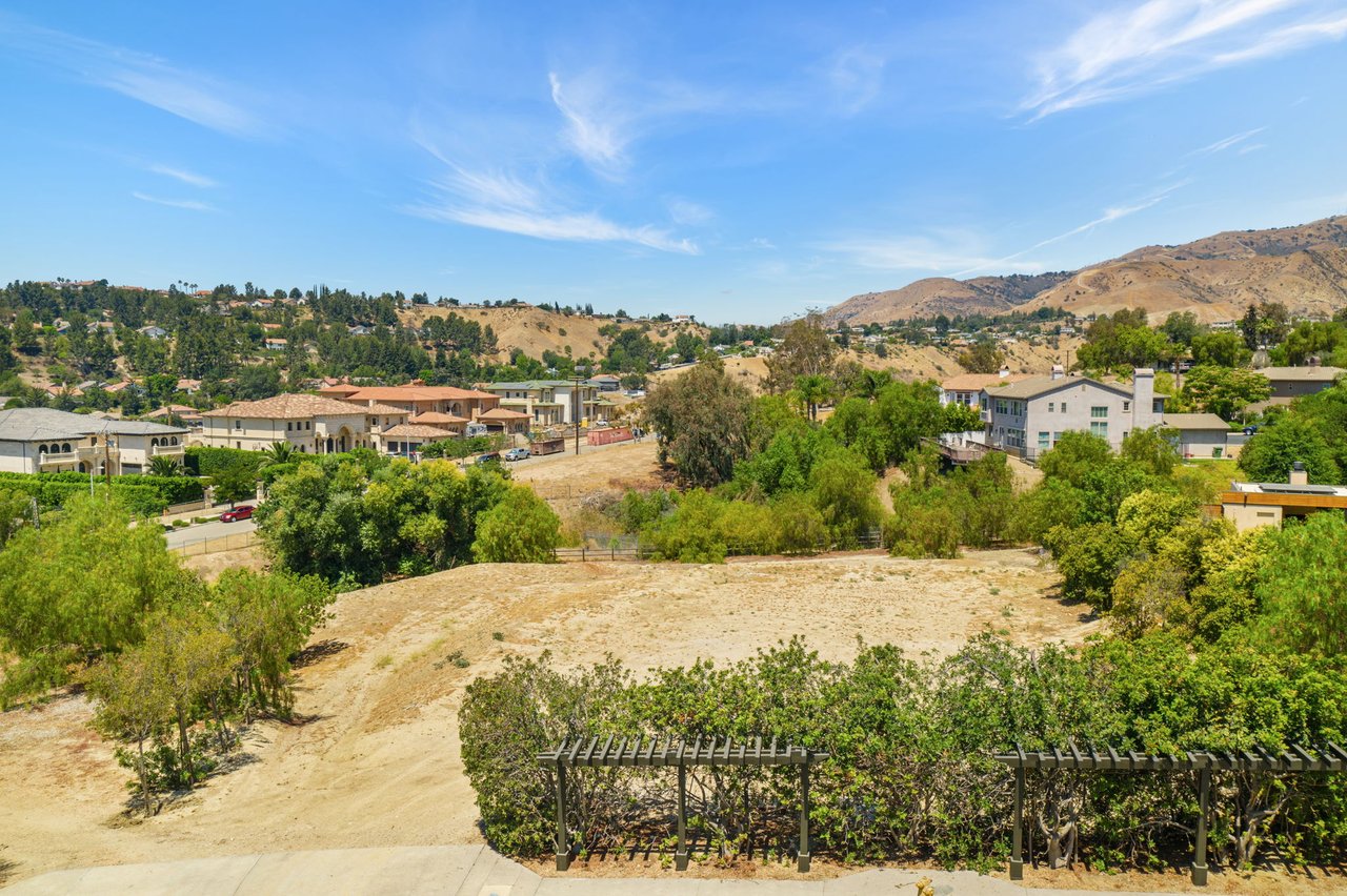 18149 Knoll Hill