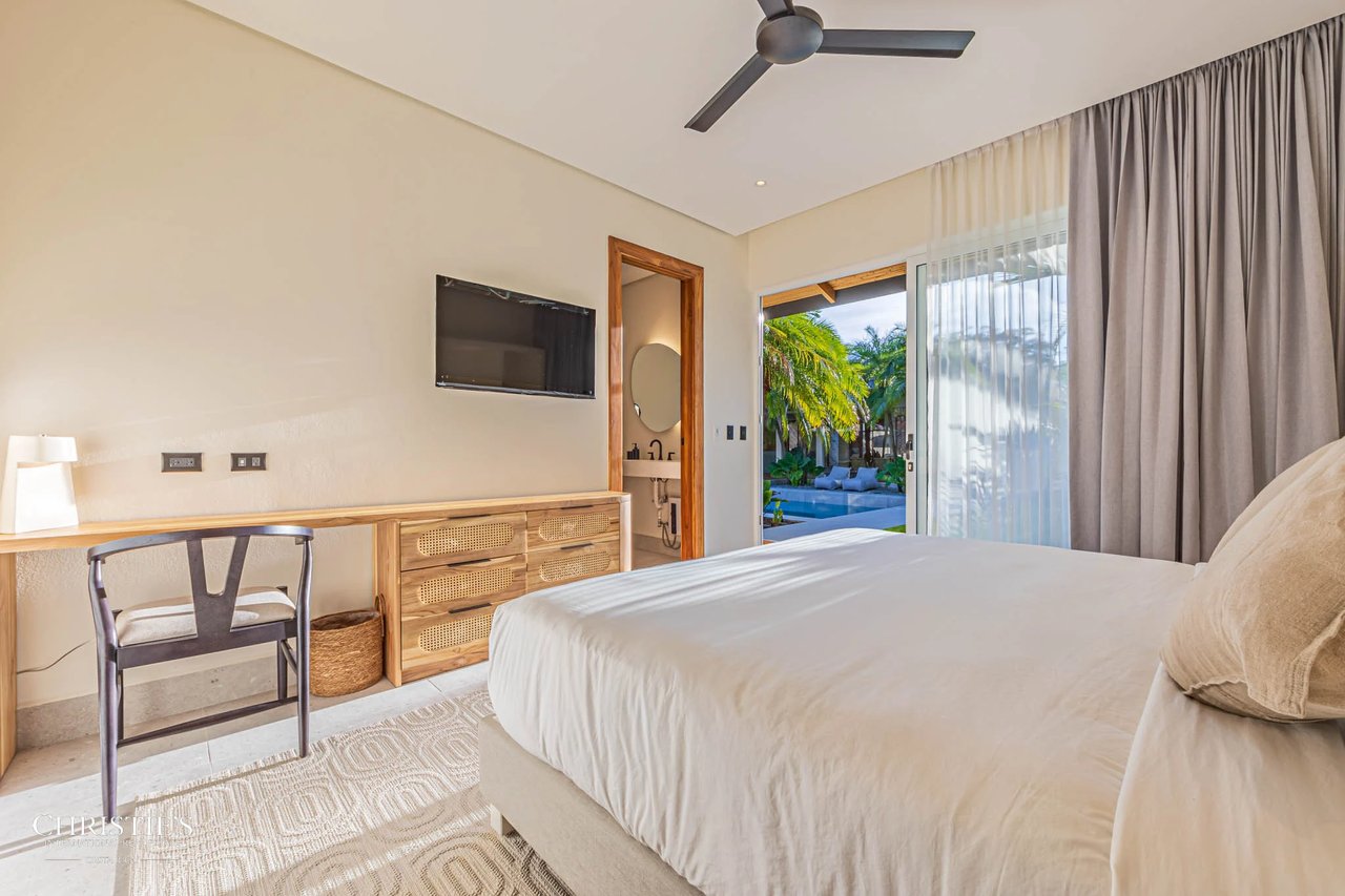 Modern Beachside Luxury Villa, Short Stroll to the Shore