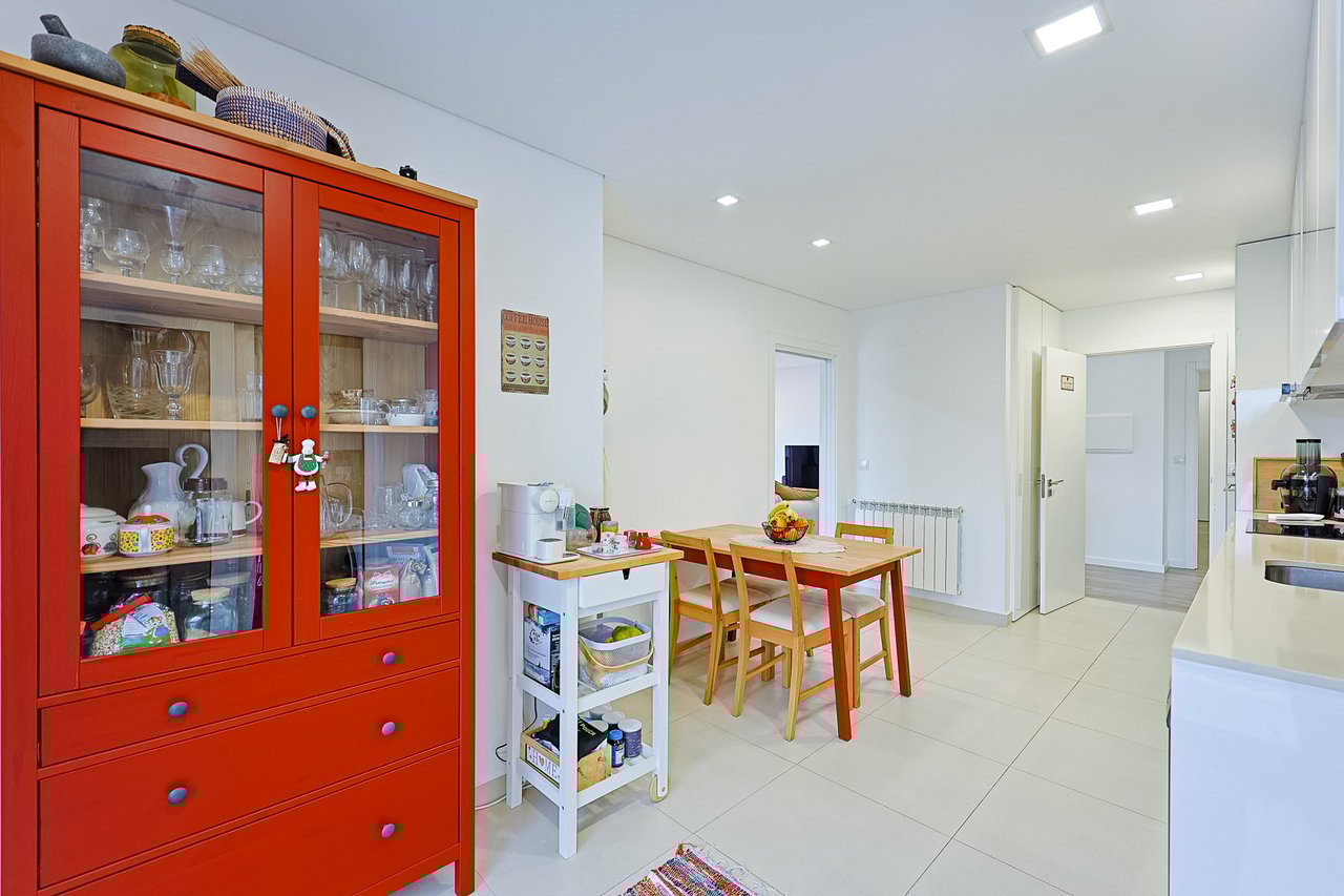 Modern 2-Bed, 2-Bath Apartment in Central Marinha Grande – Near Nazaré