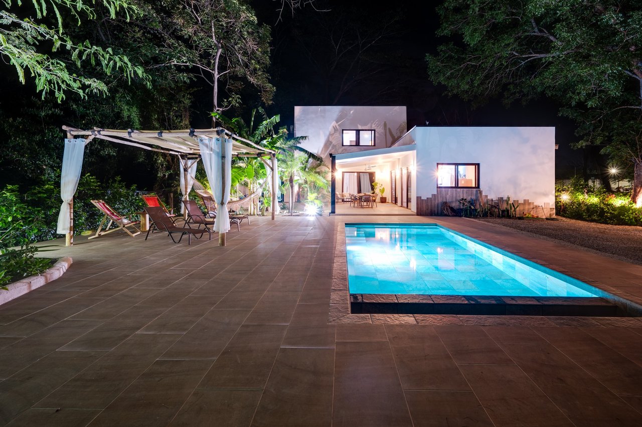 V-Jungla Cecile Refundores | Spacious Modern Villa with Pool, Guest House & Tropical Garden Near Tamarindo Beach