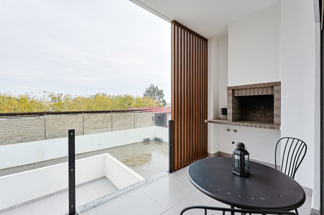 Modern 2-Bed, 2-Bath Apartment in Central Marinha Grande – Near Nazaré