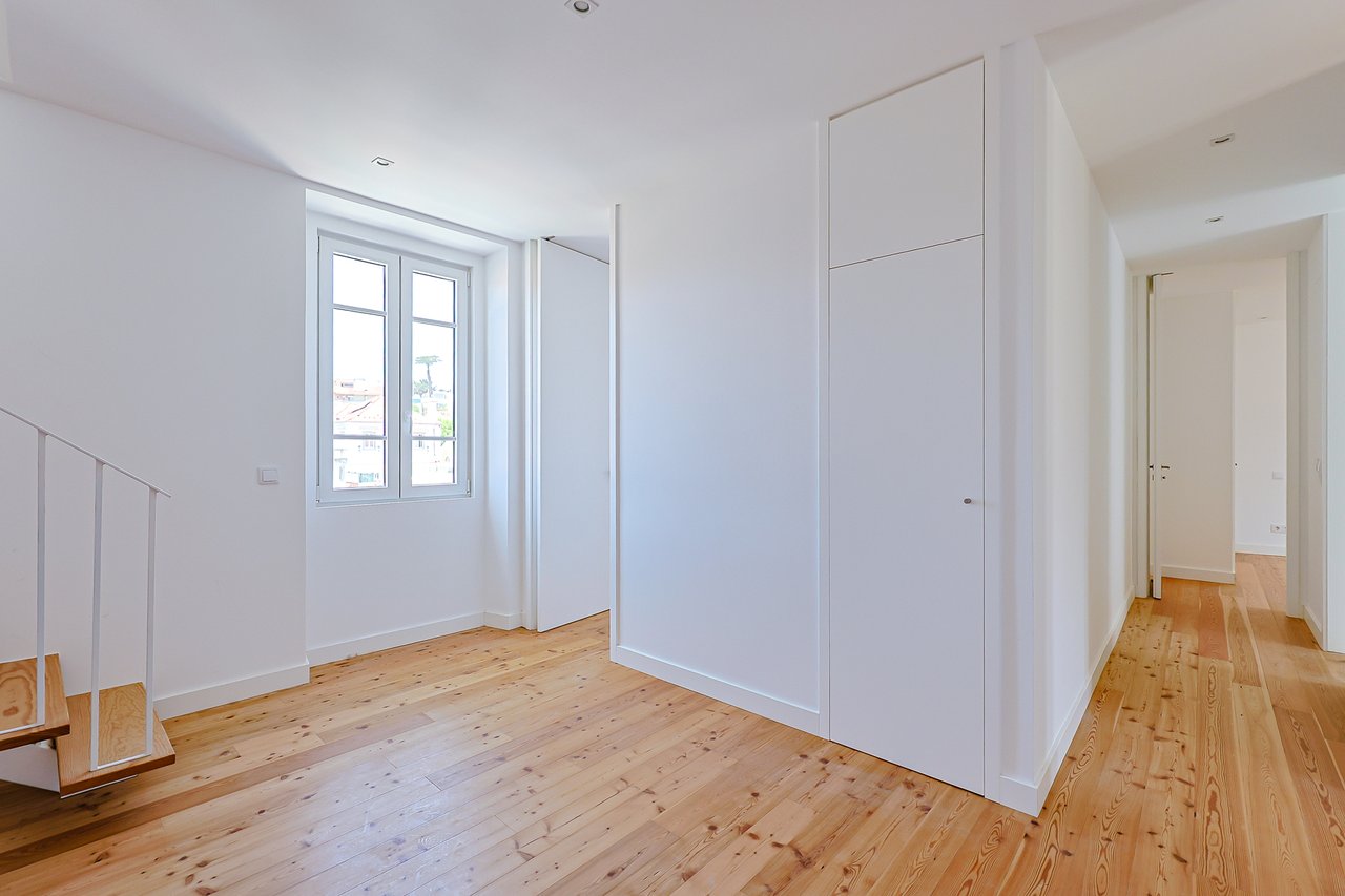 3-BDR Duplex with Sea View, Balcony & Private Lift in Monte Estoril