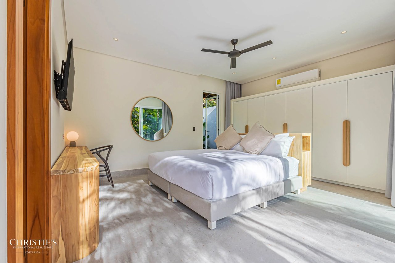 Modern Beachside Luxury Villa, Short Stroll to the Shore