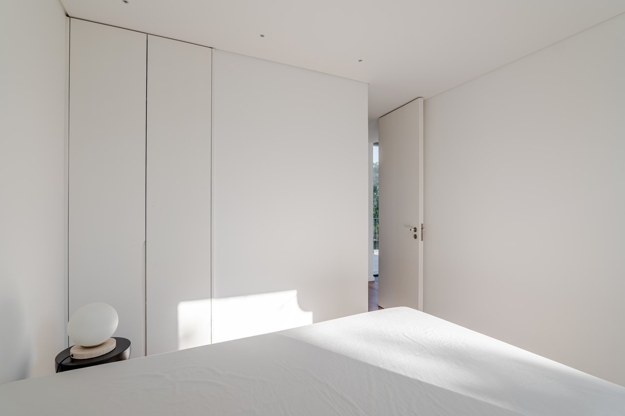 Modern 2-Bedroom Apartment with Expansive Private Terrace & Sort-term Rental (AL) License in Central Porto