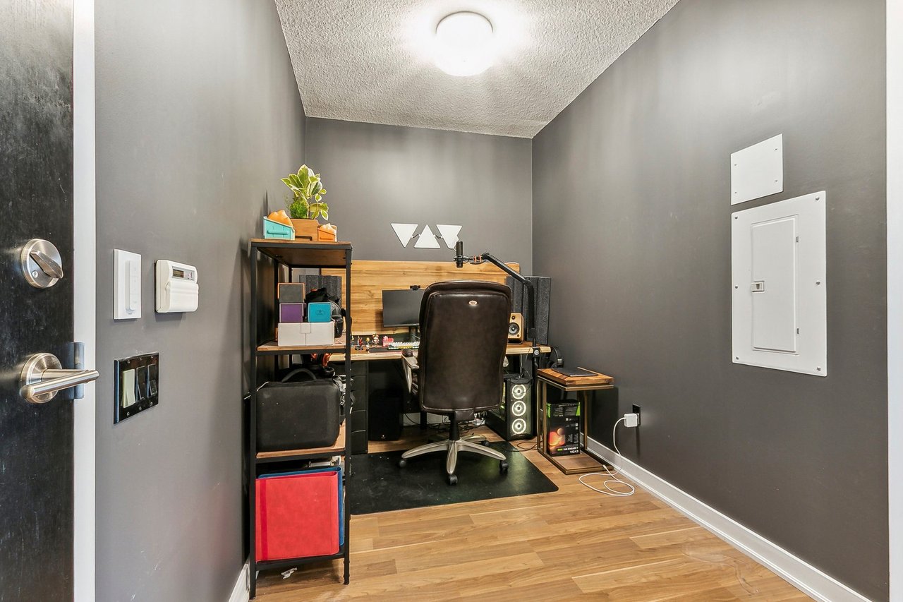 775 King St W Unit: 906