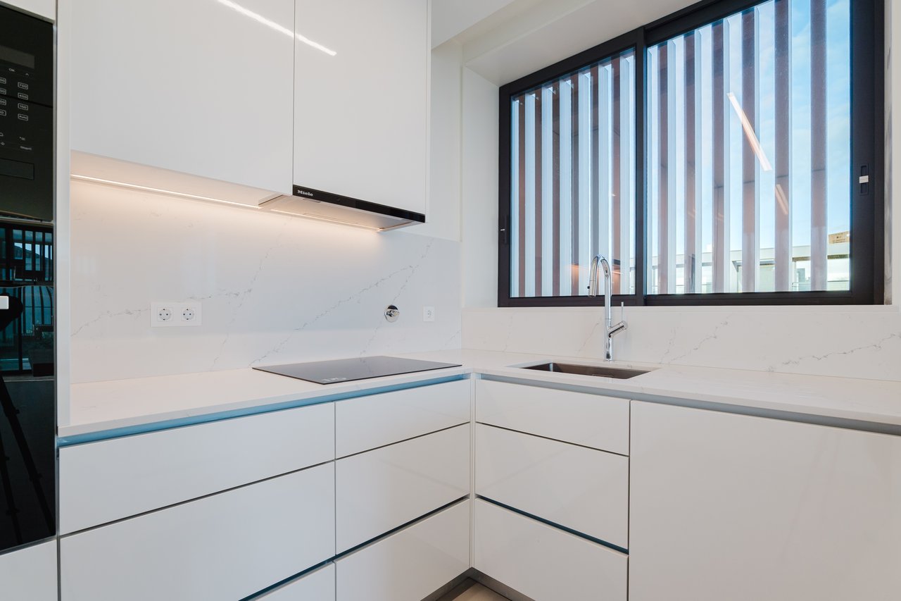 Elegant 3-Bedroom Sea-View Apartment with Large Terrace & Rooftop Pool in Vila Nova de Gaia