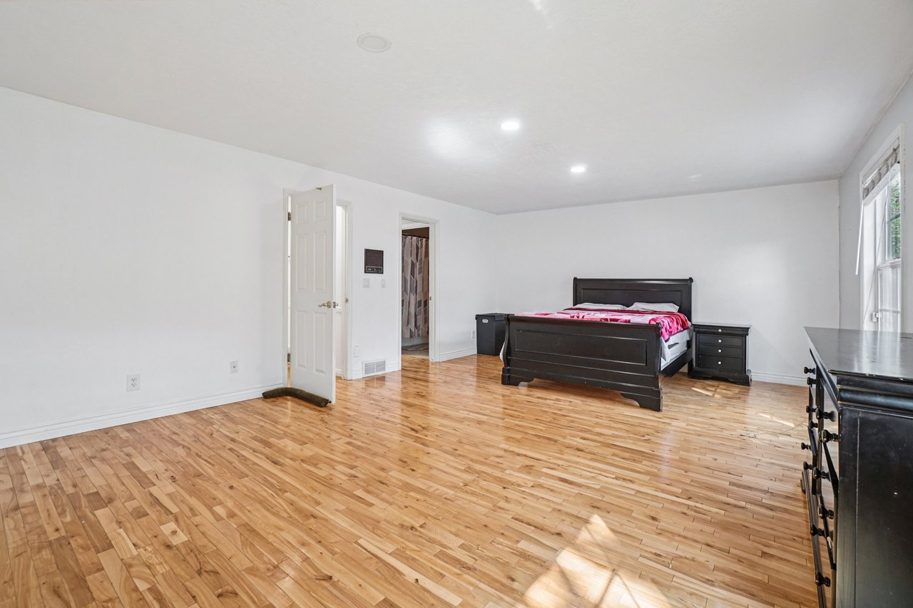 11343 S Clifford Cir