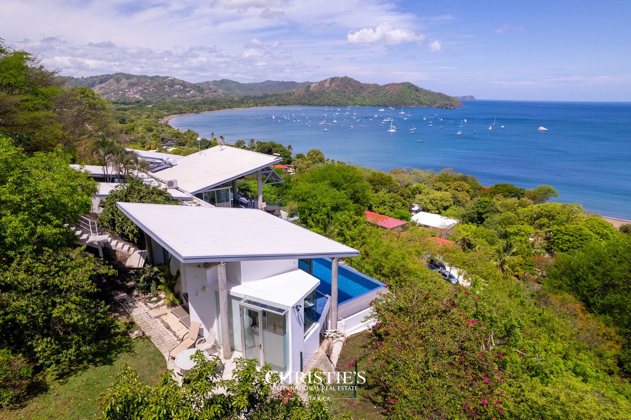 Casa Holmes: Award-Winning Glass House with Ocean Views