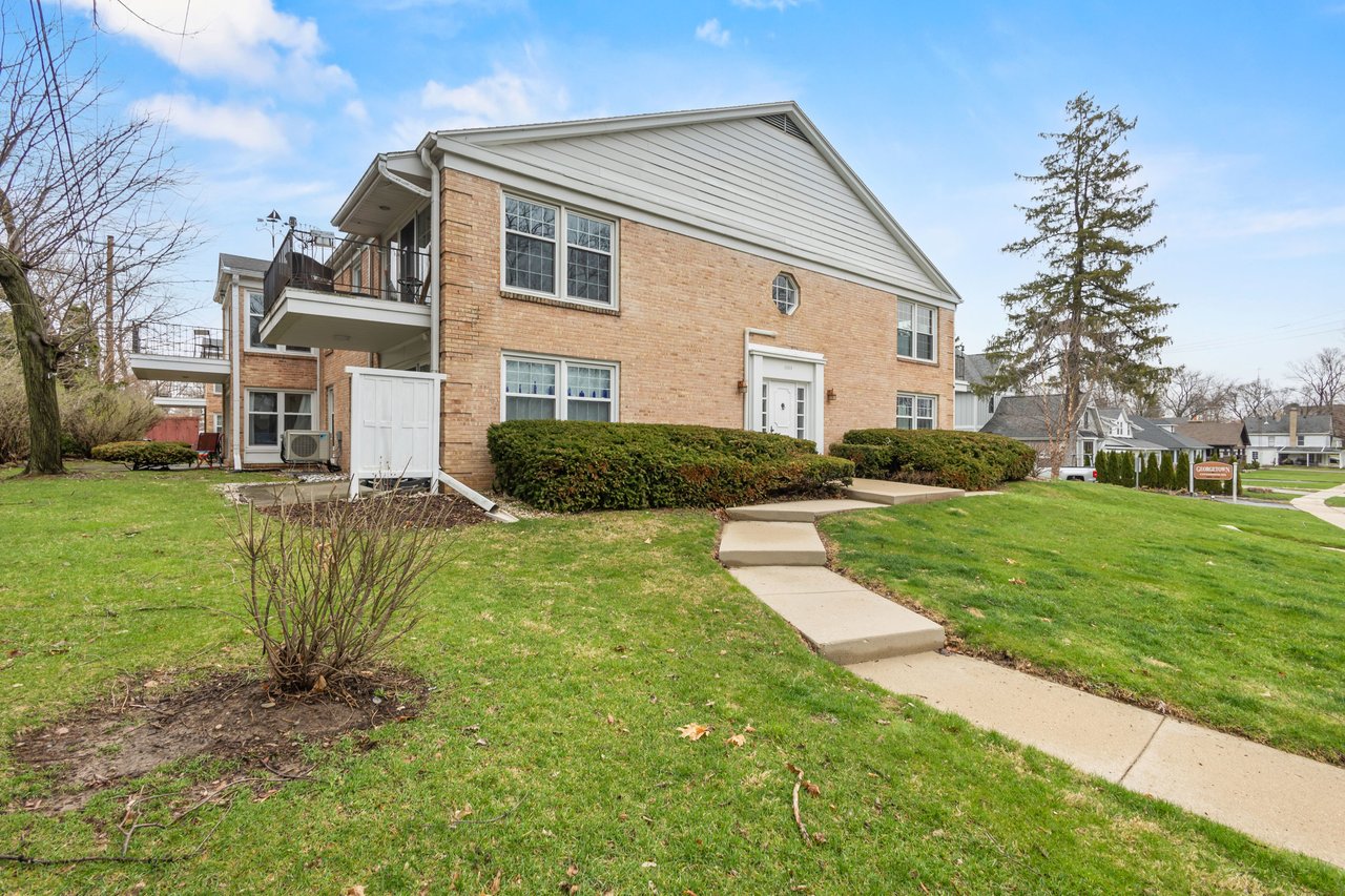 1305 W. Main St. Unit 202 Lake Geneva, WI 53147