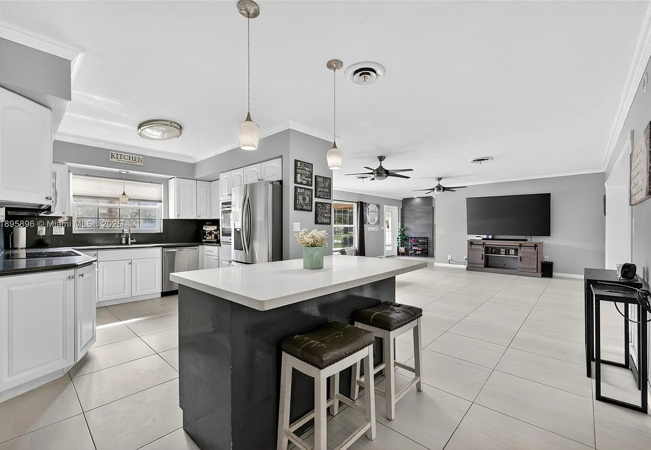 801 Holly Ln, Plantation