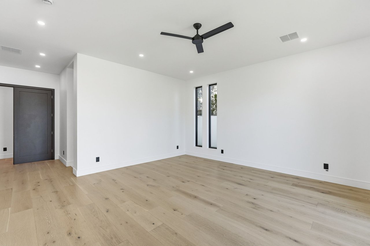 3106 N VALENCIA Lane