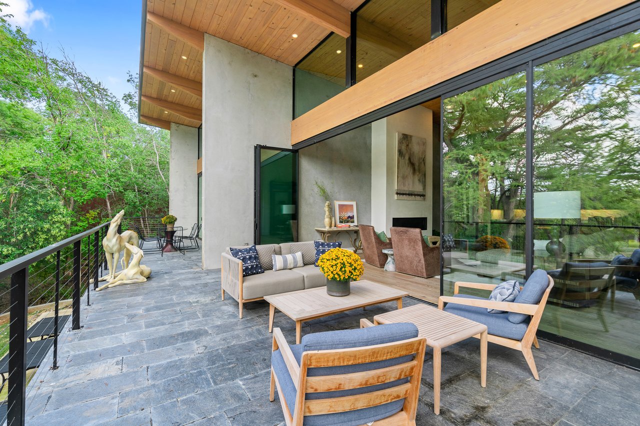 Hunt Waterfall River House