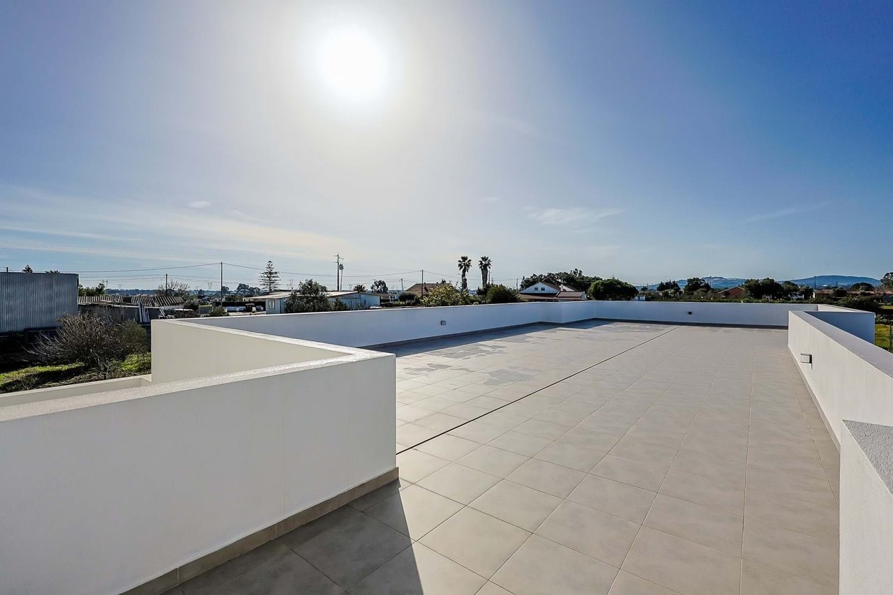 Luxurious 5-Bedroom Home with Pool and Panoramic Views Near Lisbon