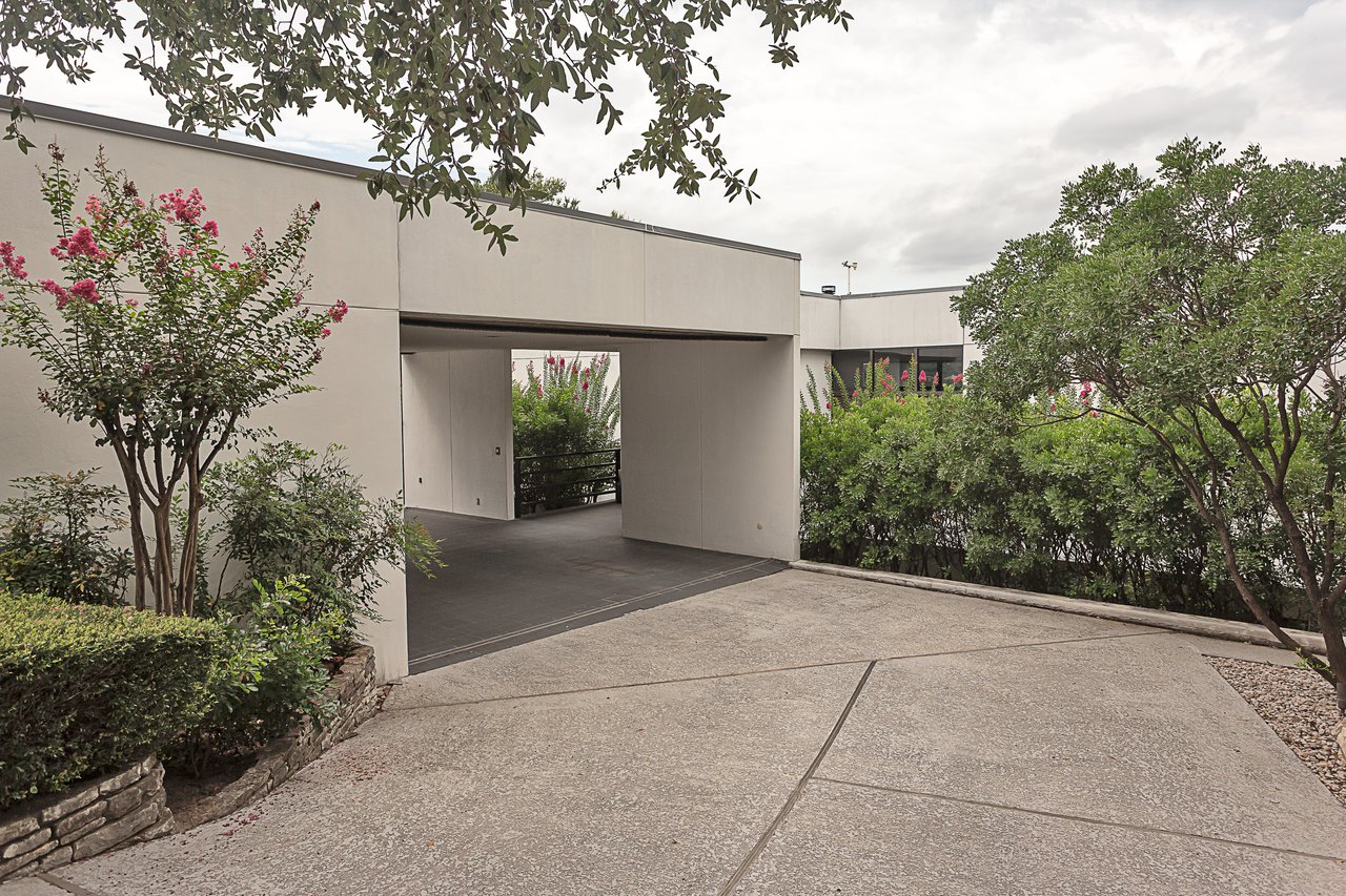 Iconic Lakeway Waterfront