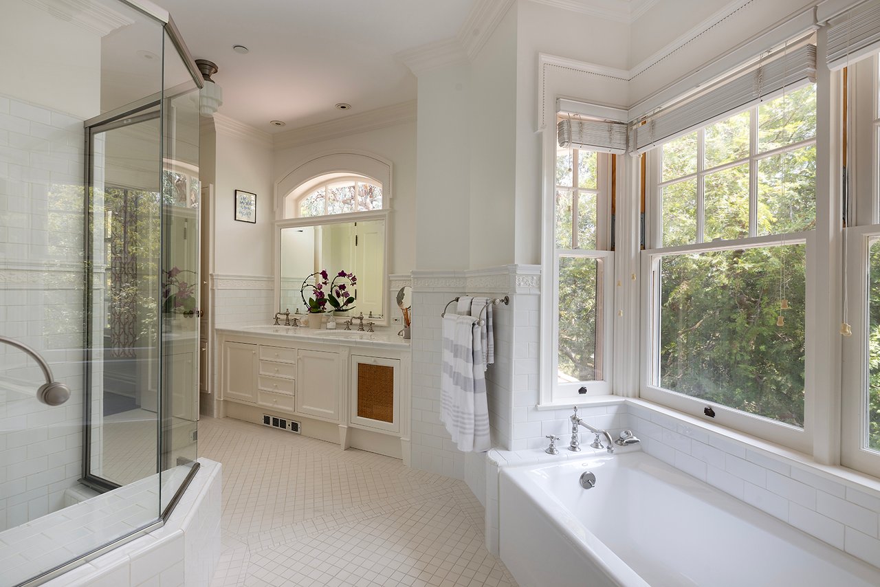 2041 Mandeville Canyon Rd