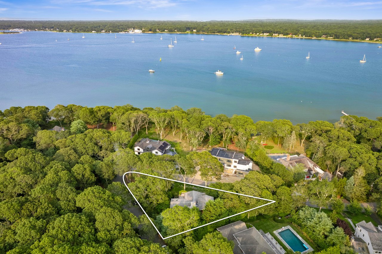30 Springwood Way, East Hampton