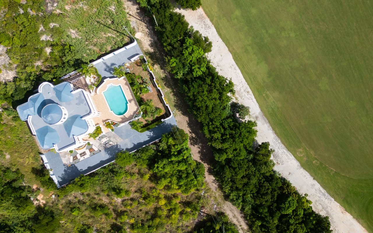 Resort Edge Villa / Les Sotto Voce