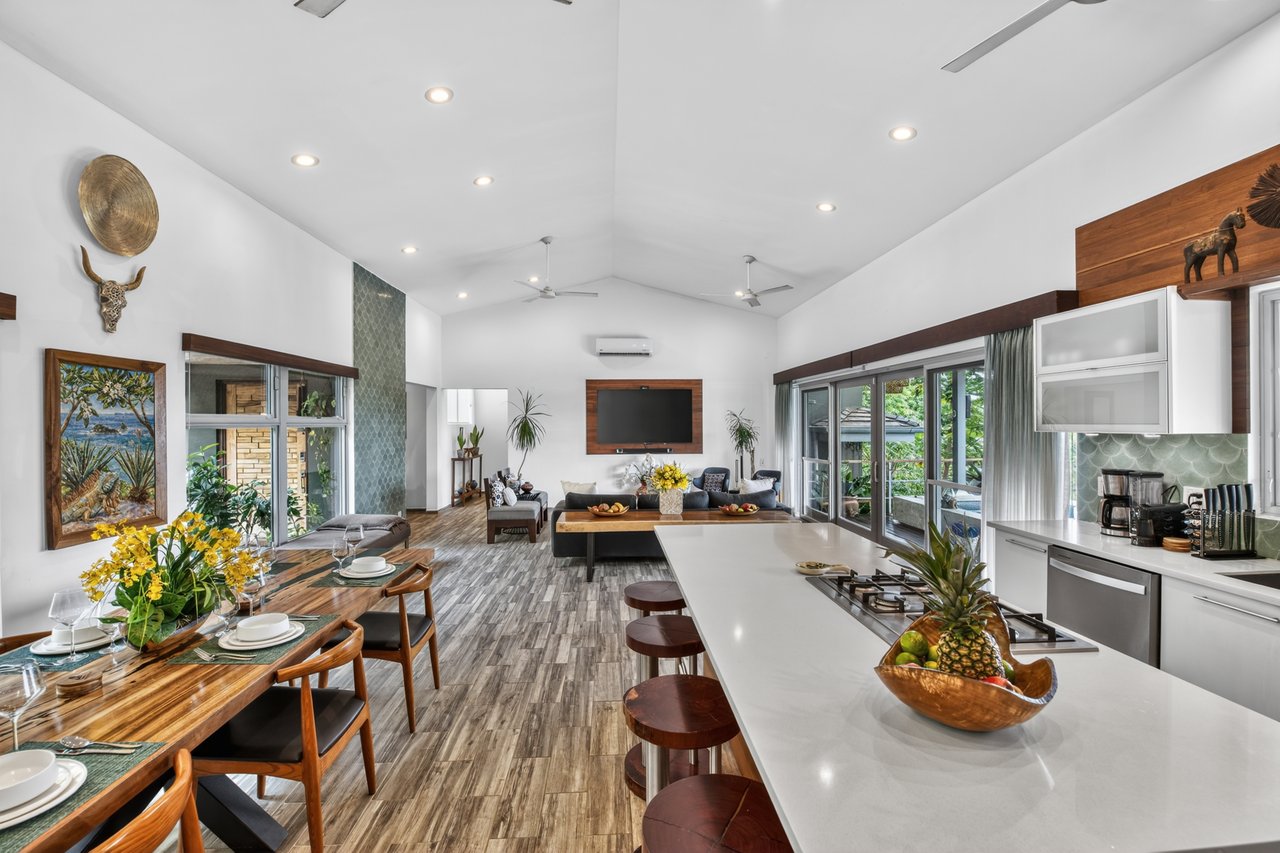 Casa Pochote | Artisan Luxury Villa in Tamarindo | Pool, Jacuzzi & Langosta Beach Club Membership Included