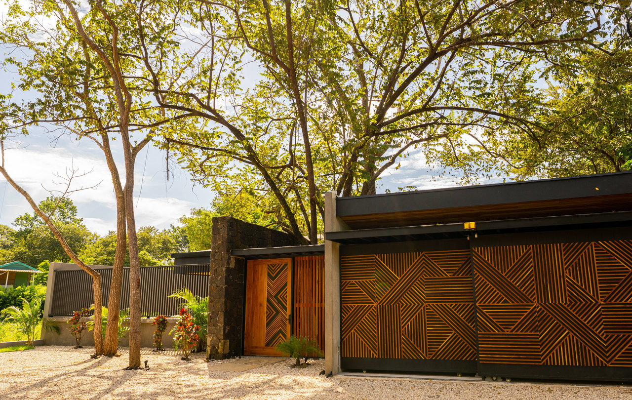 Casa Uchuva | Architectural Harmony of Wood, Stone, and Light