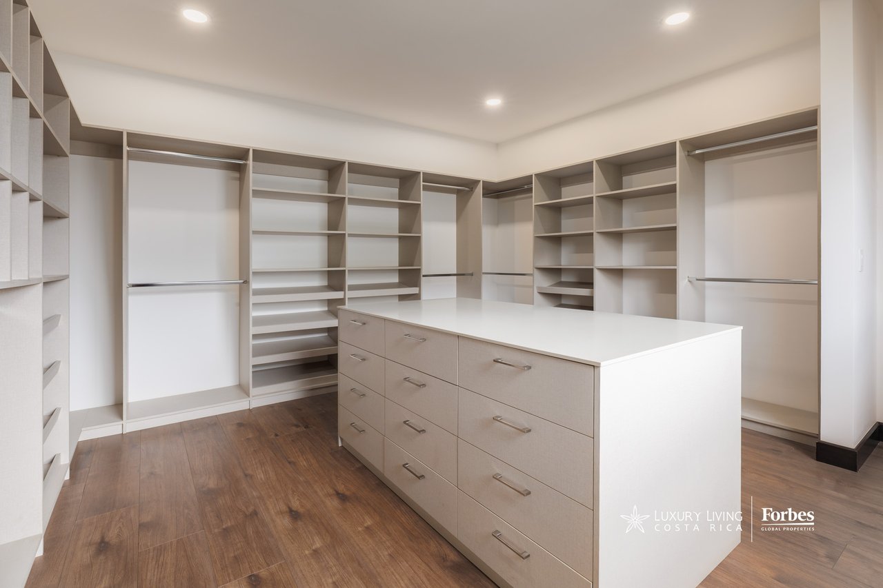21475 - Modern apartment, 4 bedrooms + maid's quarters in Escazu for sale and rent
