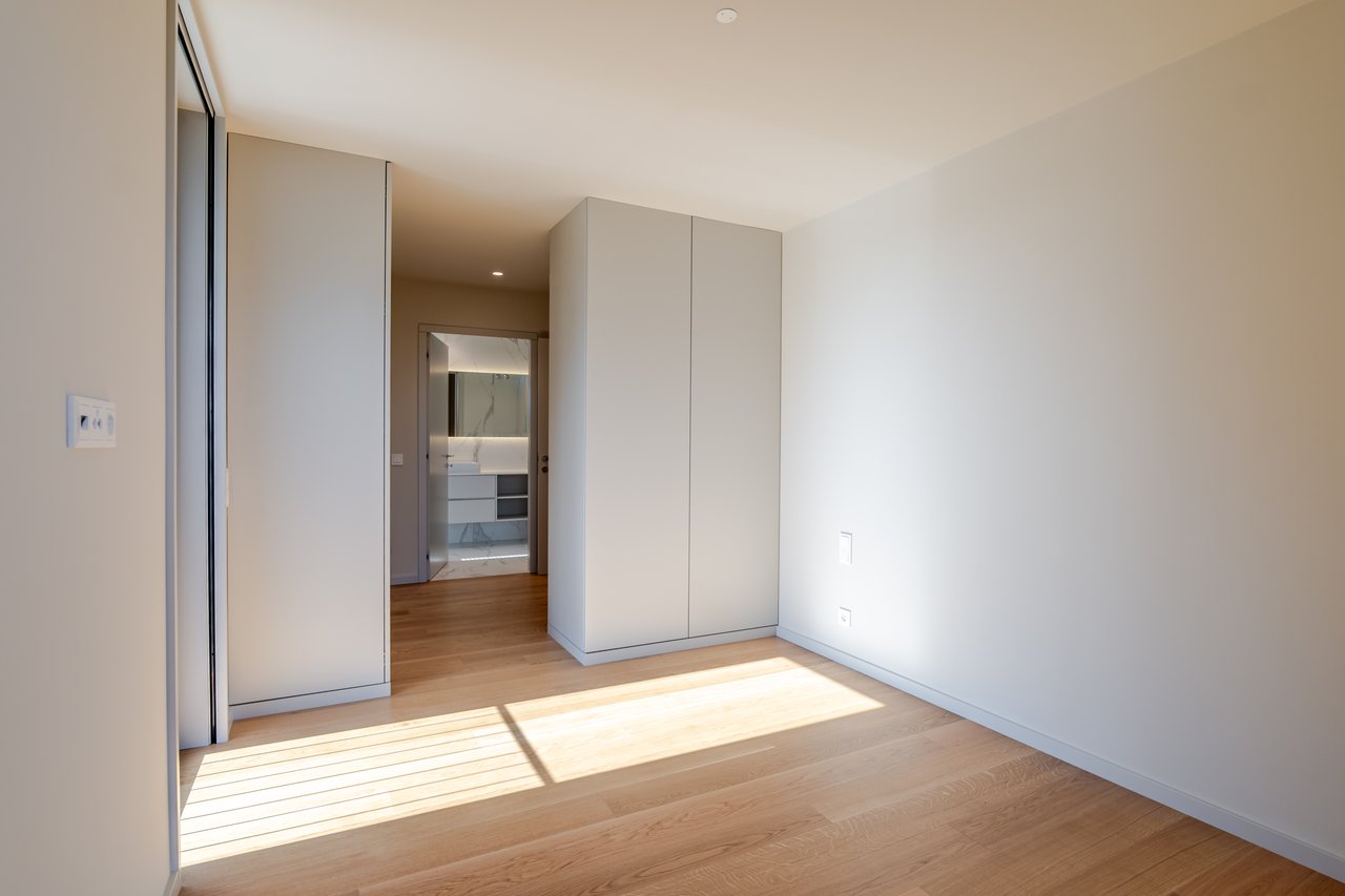 Luxury 4-Bedroom Apartment in Porto