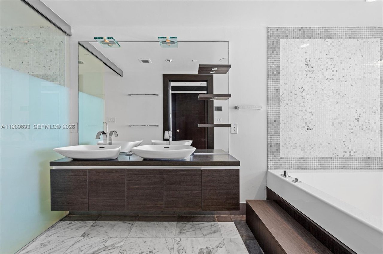 200-biscayne-blvd-way-3707-miami-condo-for-sale-bathroom