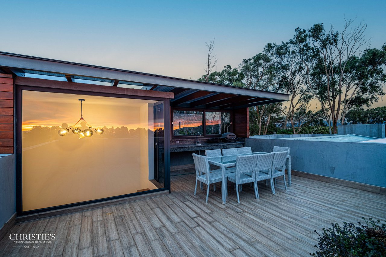 Modern Elegance with Panoramic Views – Exclusive Las Gemas Residence