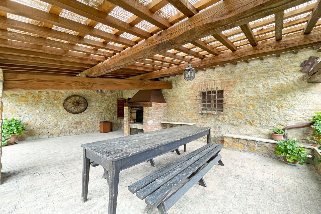 UNA FINESTRA SU PIENZA