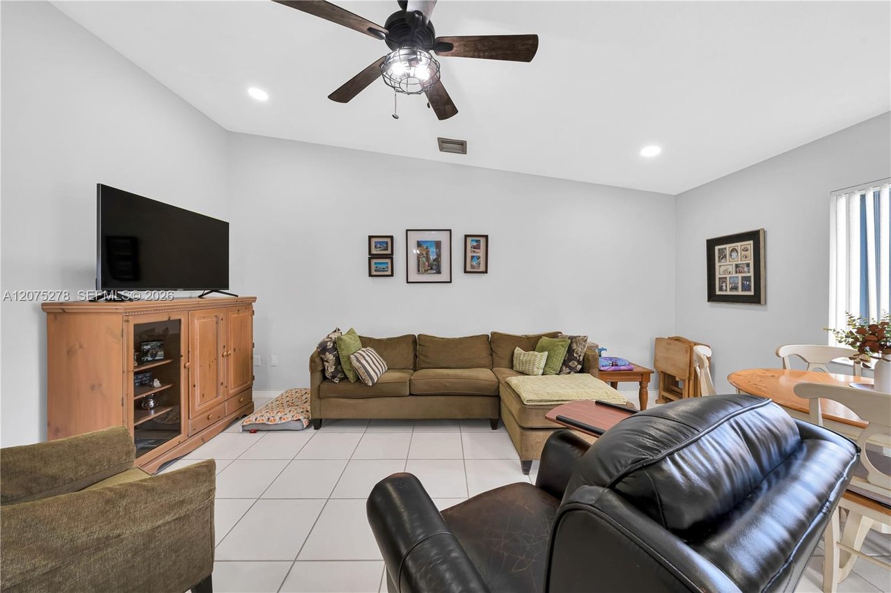 15123-sw-179-street-miami-fl-home-sold-living-room