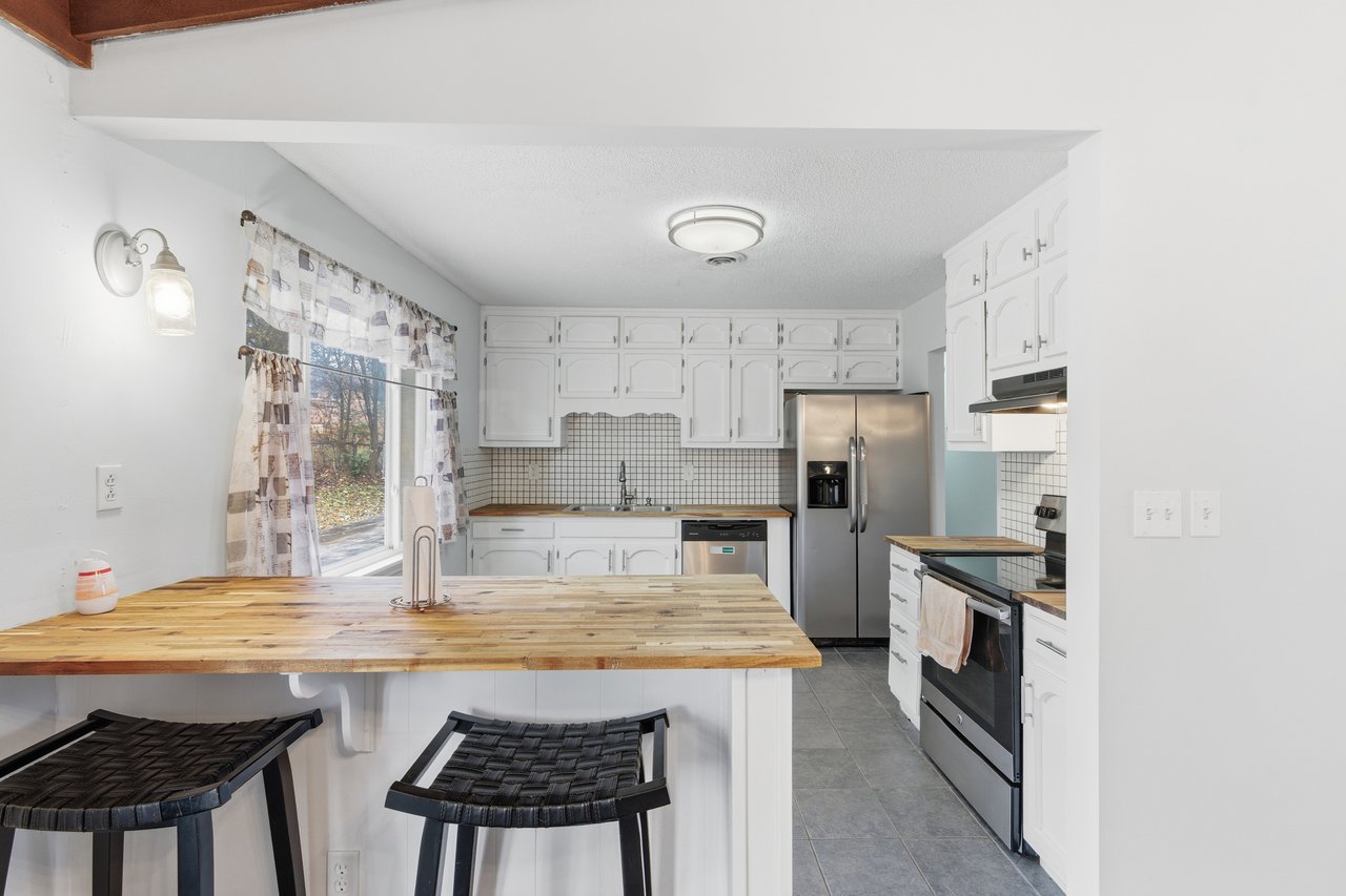 Charming Huntsville Home with Vaulted Ceilings & Patio