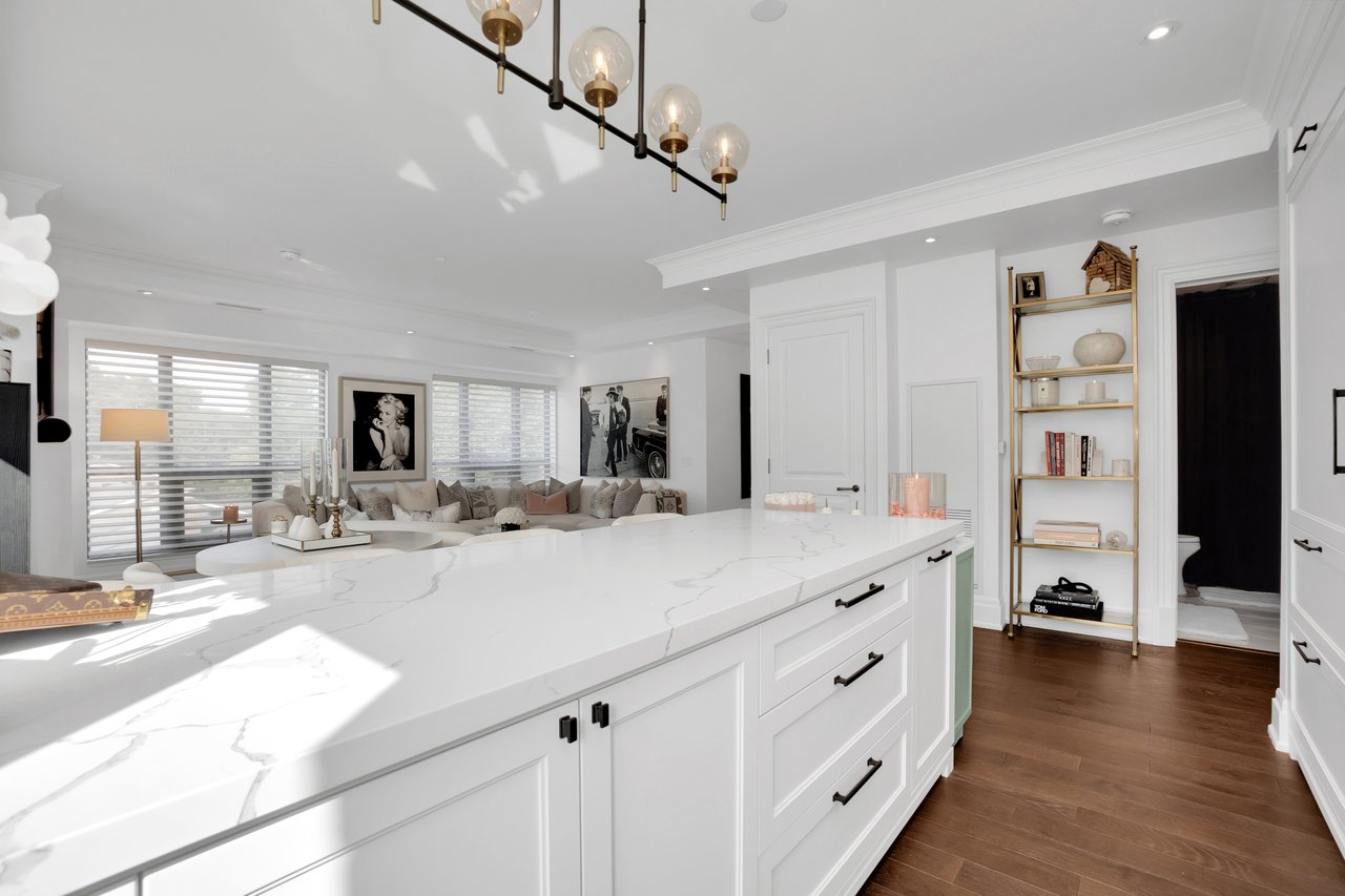 4 The Kingsway #404, Toronto Ontario