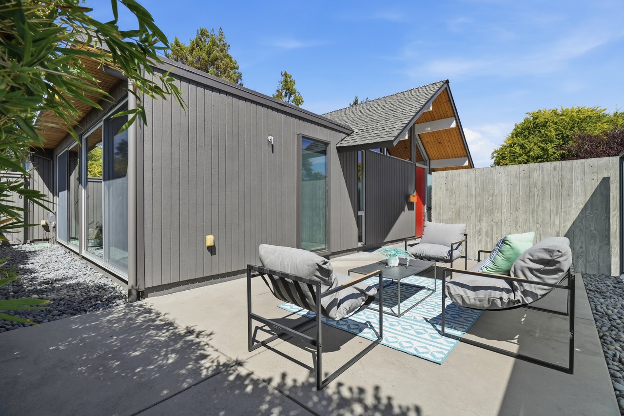 1109 Lorne WAY