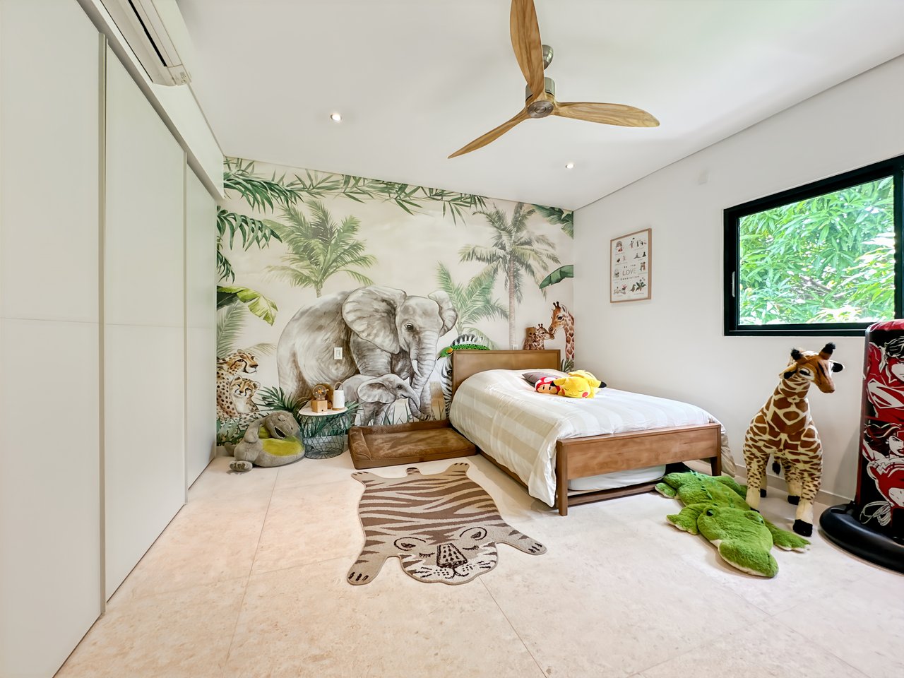 Rare Opportunity: Spacious Apartment with Terrace and Private Pool - ColeBay